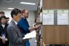 한국학 사서들이 도서관 자료실을 둘러보고 있다.