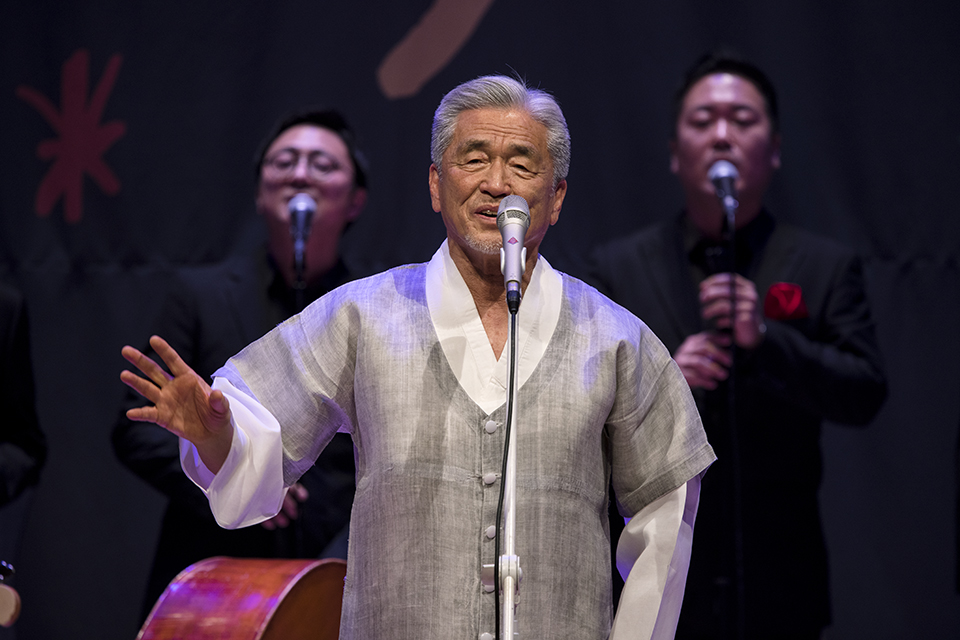 이번 송년 음악회에서는 소리꾼 장사익이 그의 대표곡 ‘찔레꽃’, ‘봄날은 간다’ 등을 선보였다.