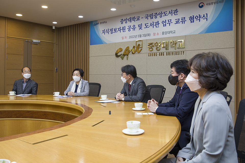 이번 협약을 계기로 양 기관은 앞으로 ▲인공지능을 활용한 빅데이터 분석 등 기술 기반의 도서관 지능정보서비스 개발을 위한 연구 협력, ▲연구지원서비스 고도화를 위한 교육 콘텐츠 공동 개발, ▲디지털 아카이빙 및 리터러시교육 관련 콘텐츠 공동 연구, ▲우수인재 육성을 위한 공동교과과정, 인턴십, 멘토링 개발 및 운영 등의 분야에 협력한다.