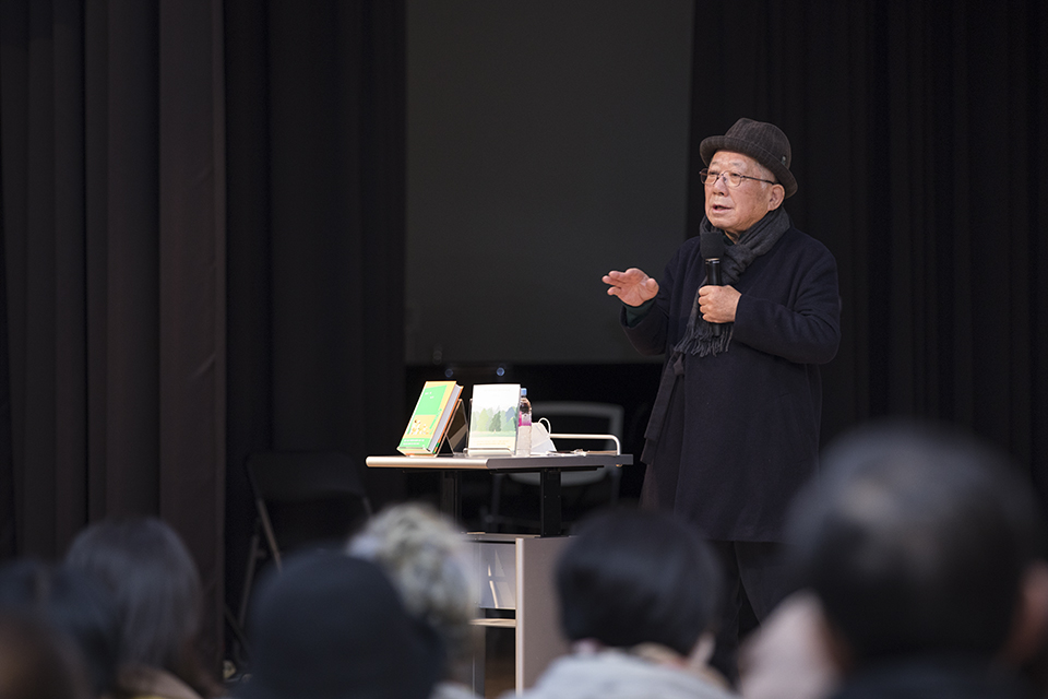 나태주 시인의 위트있는 강연에 사람들이 모두 시간 가는 줄 모르고 강연을 즐겼다.