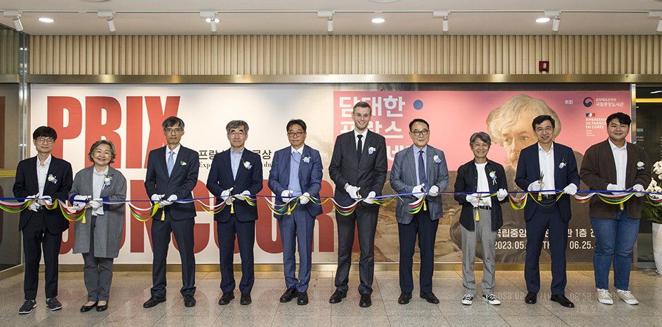  국립중앙도서관에서 열린 '담대한 프랑스 문학세계, 공쿠르상 수상작展' 개막식에서 참석자들이 테이프 커팅을 하고 있다. 왼쪽 세 번째부터 남영준 한국도서관협회장, 윤철호 대한출판문화협회장, 김일환 국립중앙도서관장 직무대리, 줄리앙 카츠 주한프랑스대사관 수석, 박만규 한국불어불문학회장.