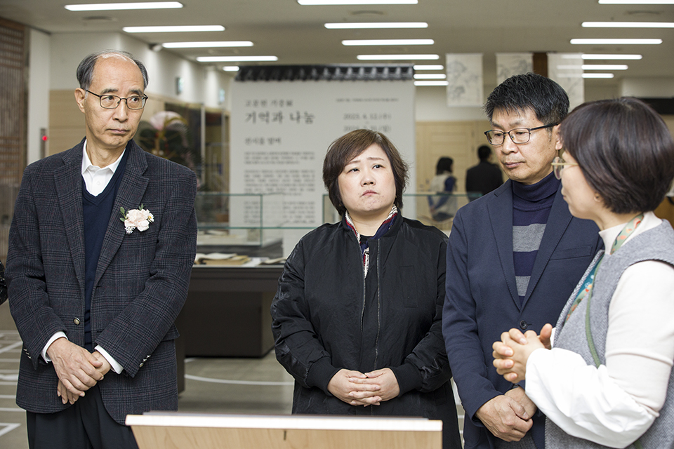 김효경 국립중앙도서관 고문헌과 학예연구사가 기증받은 자료에 대해 설명하고 있다.