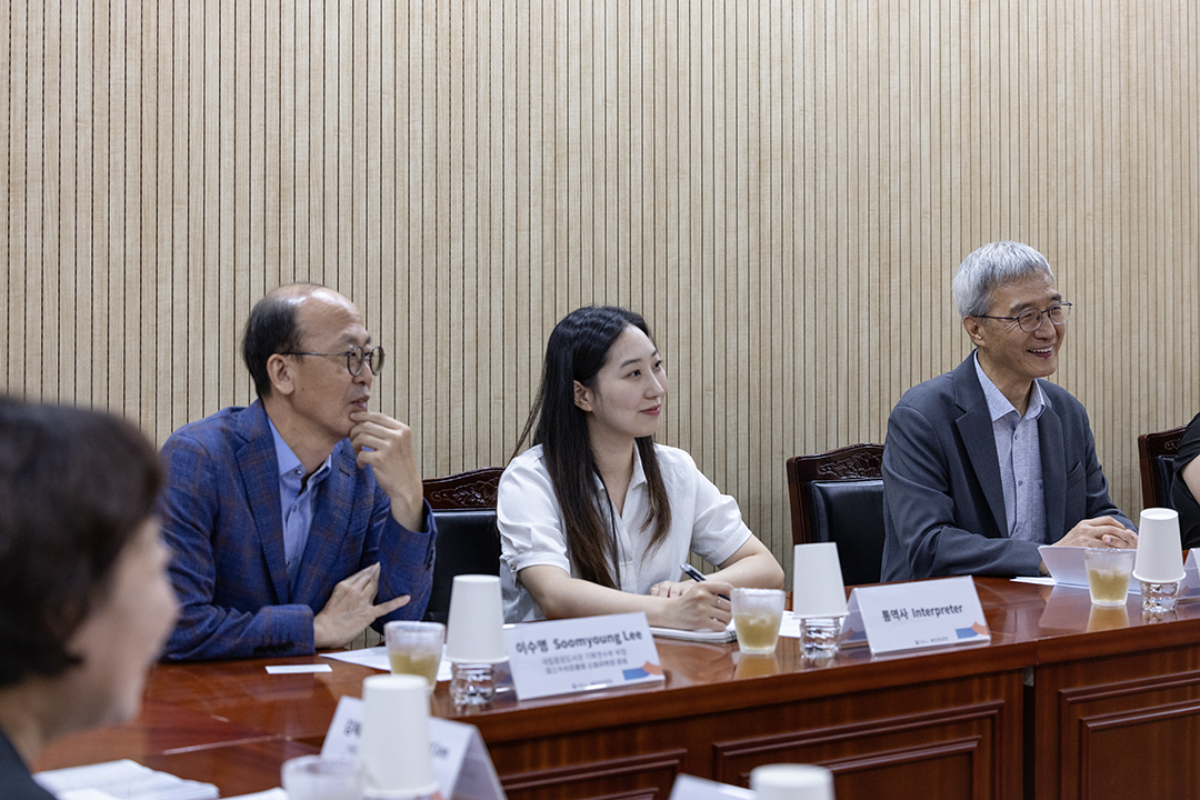 일본 대표단의 이야기를 듣고 있는 국립중앙도서관 관계자들.