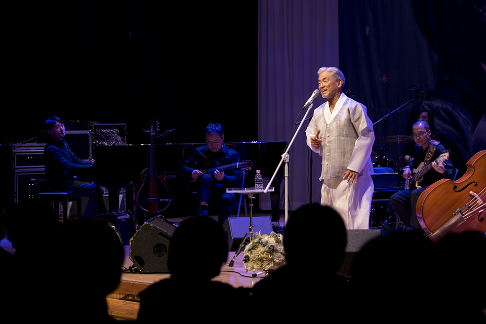 이에 국립중앙도서관은 따뜻한 음악과 함께 한 해를 잘 마무리할 수 있도록 「흰 눈 내리는 날, 책을 여네」를 마련하였다.