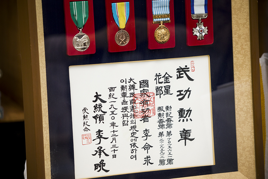 '1950년 12월에 받은 장인 이명구씨의 무공훈장' 대한민국역사박물관으로 기증된다.