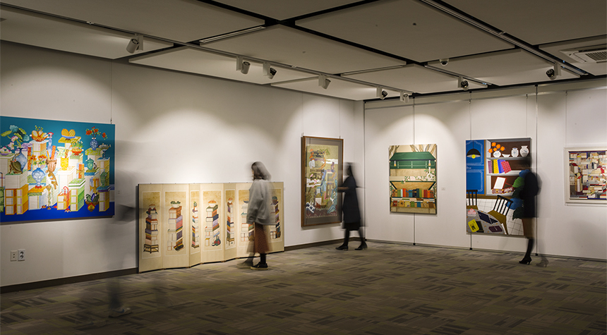 국립중앙도서관(관장 서혜란)을 방문한 이용자들이 본관 1층 전시실에서 오늘(2.15)부터 열리는 『책에서 피어난 그림, 책거리』전시를 관람하고 있다.