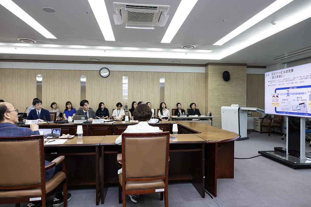 '일본국립국회도서관의 현황과 과제'를 주제로 발표하고 있는 오자와 고타 일본국립국회도서관 총무부 기획과장.