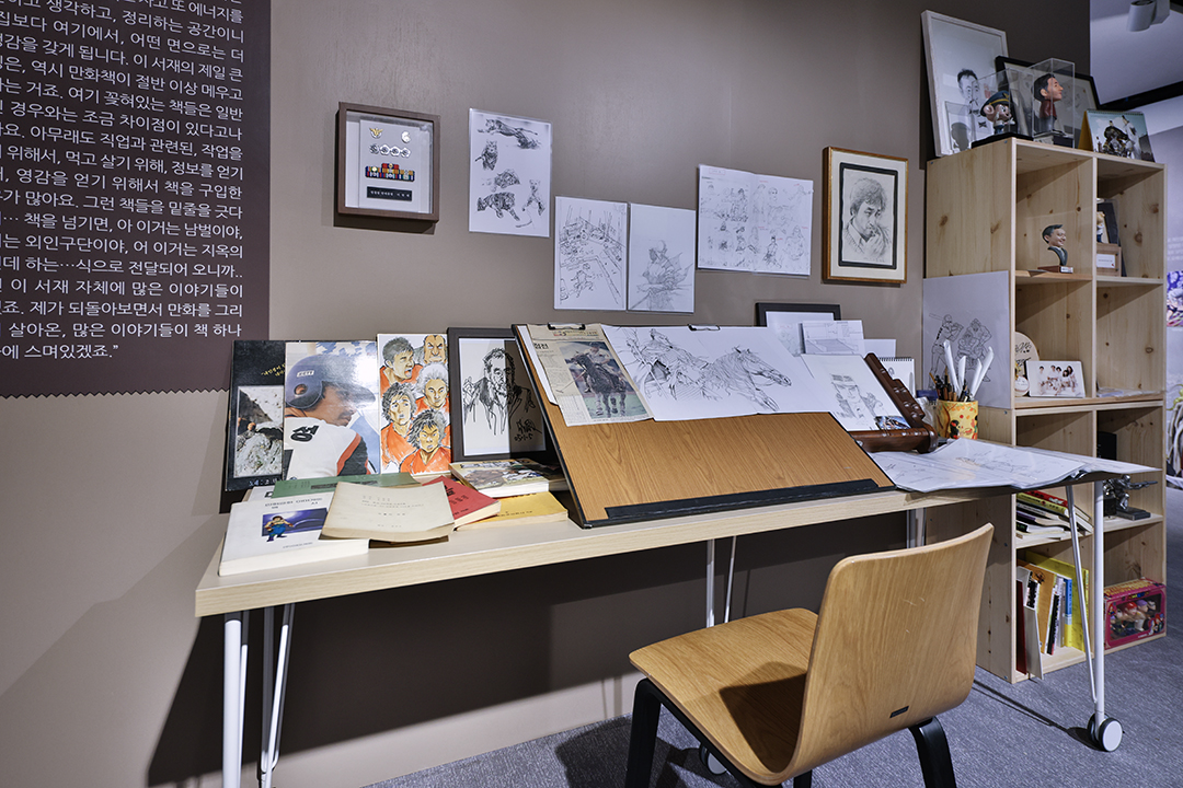 이현세 작가의 서재를 재현한 공간. 책상 가득히 스케치가 그려져 있다.