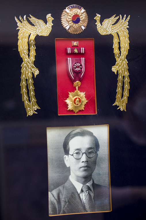 '1950년 12월에 받은 장인 이명구씨의 무공훈장' 대한민국역사박물관으로 기증된다.