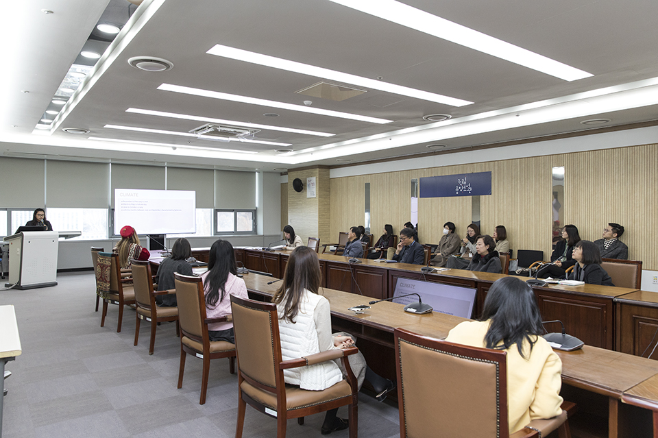 '국립중앙도서관과 필리핀 국립도서관의 보존 활동 비교 연구'를 주제로 발표하고 있는 마셀로 리카 제인 사서.