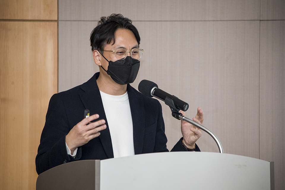 발표하고 있는 김규환 교수.