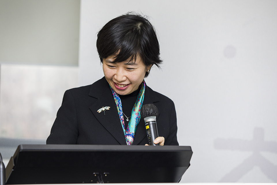 발표하고 있는 팜 프엉 란(베트남)사서.