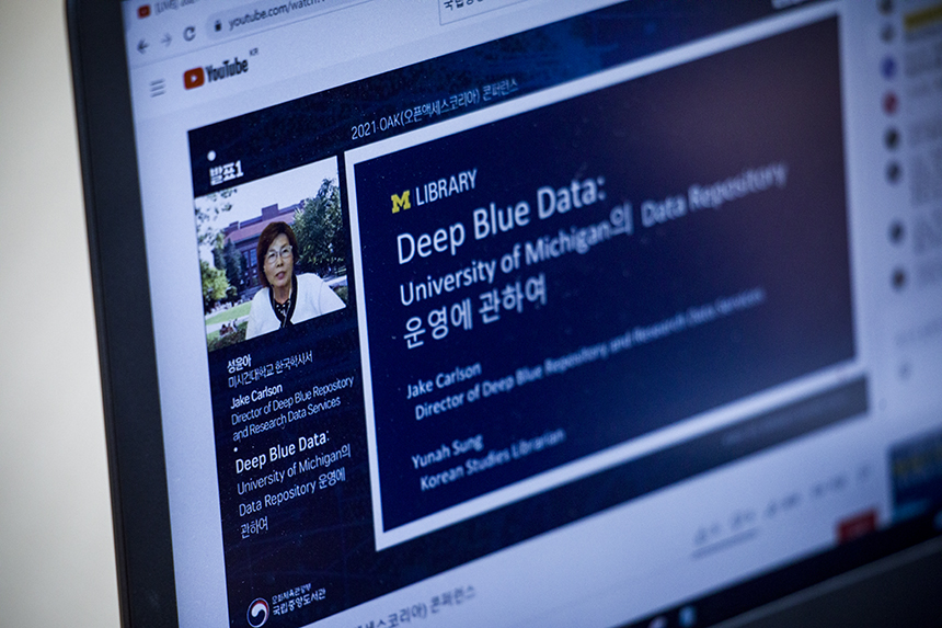 국립중앙도서관 유튜브 채널을 통해 실시간으로 송출되고 있는 성윤아 한국학사서의 'Deep Blue Data : Running a Data Repository at the University of Michigan.' 주제발표.