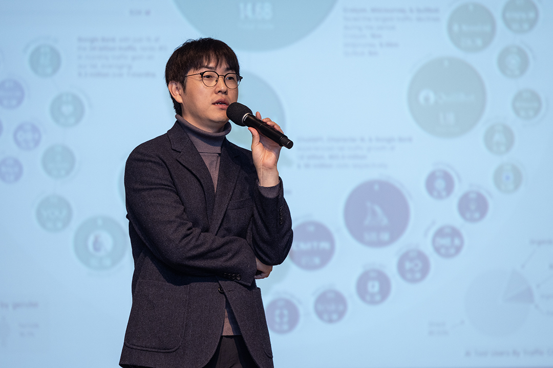 네이버 하정우 퓨처AI 센터장이 강연하고 있다.