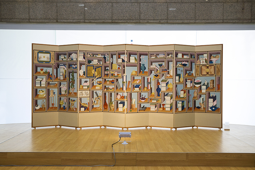 남윤희 작가의 ‘책장기명도’는 본관 1층 열린마당에 전시되고 있다.