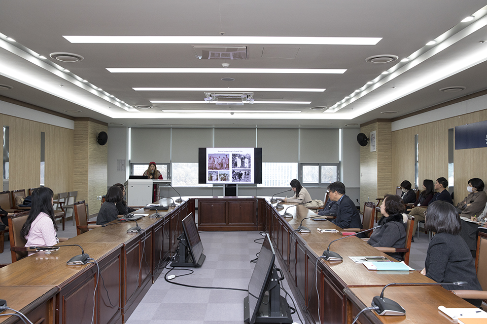 '카자흐스탄 소재 한국자료의 역사'를 주제로 발표하고 있는 스마굴로바 굴미라 사서.