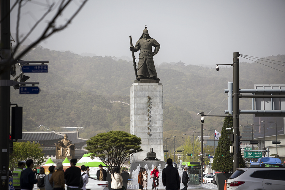 국립중앙도서관은 4월 12일(수) ‘제1회 도서관의 날’을 맞이하여 광화문광장 놀이마당에서 열린 도서관캠프에 참가하였다.