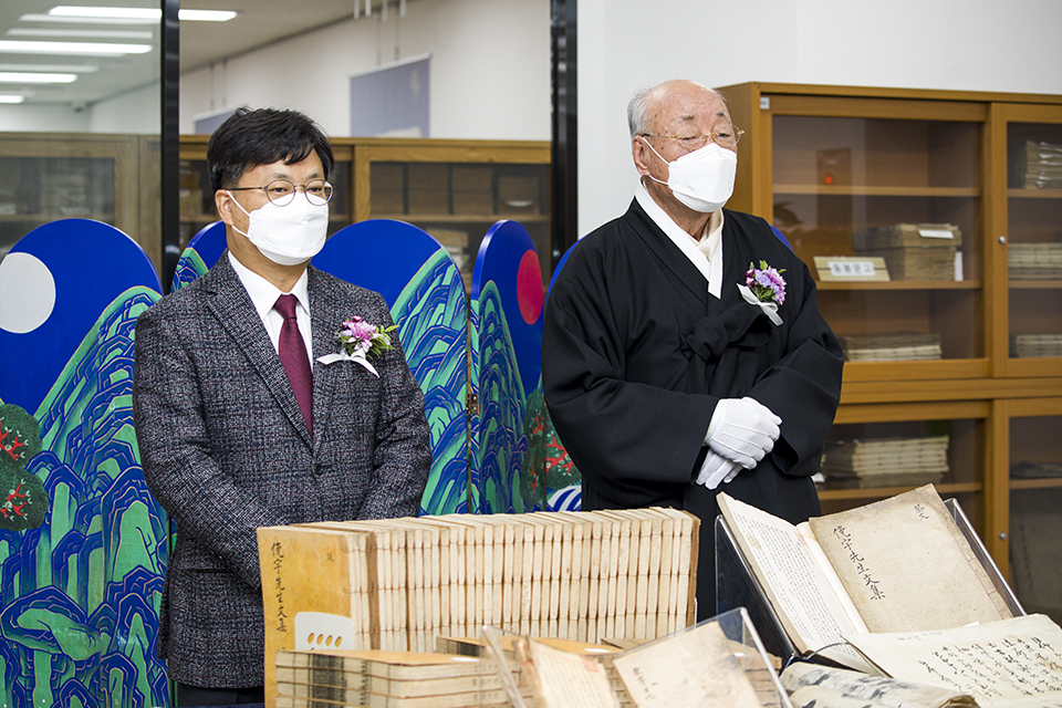 조영주(왼쪽) 국립중앙도서관 지식정보관리부장과 김영대 기증자(오른쪽).