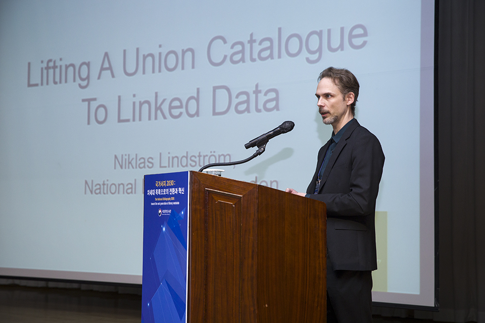 니클라스 린드스트룀 스웨덴국립도서관 기술 전문가가 'Lifting a Union Catalogue to linked data'를 주제로 사례발표하고 있다.
