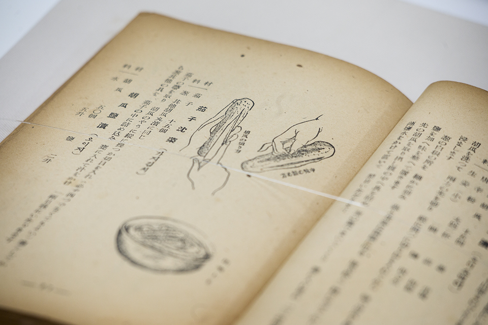 조선요리. 일제강점기 때 일본어로 펴낸 조선 전통요리책. 음식 명칭에 한글을 병기하고 전통 요리 방법을 일본어로 체계적으로 서술하였다.