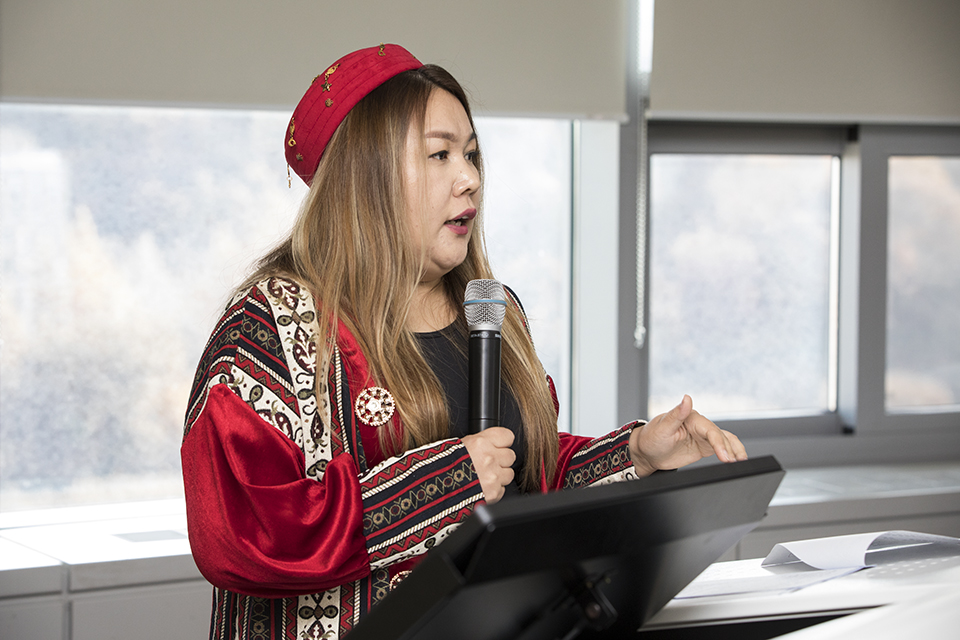 '카자흐스탄 소재 한국자료의 역사'를 주제로 발표하고 있는 스마굴로바 굴미라 사서.