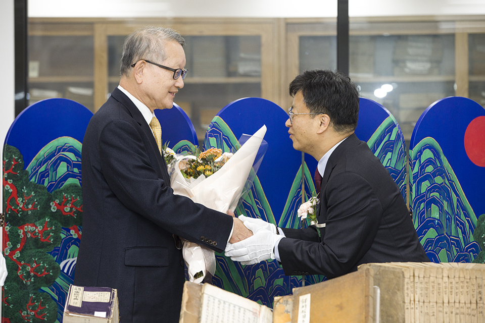 조영주 국립중앙도서관 지식정보관리부장이 권재일 한글학회 이사장에게 감사를 전하고 있다.