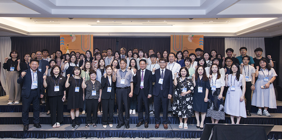 제9회 국가정책정보협의회 정기총회 및 세미나 참석자들이 다같이 단체 기념촬영을 하고 있다.
