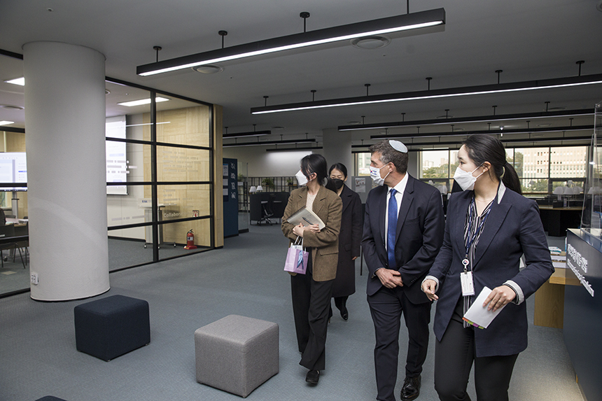 아키바 토르 대사가 국립중앙도서관 견학담당자의 설명을 들으며 본관 3층 연구정보실을 둘러보고 있다.