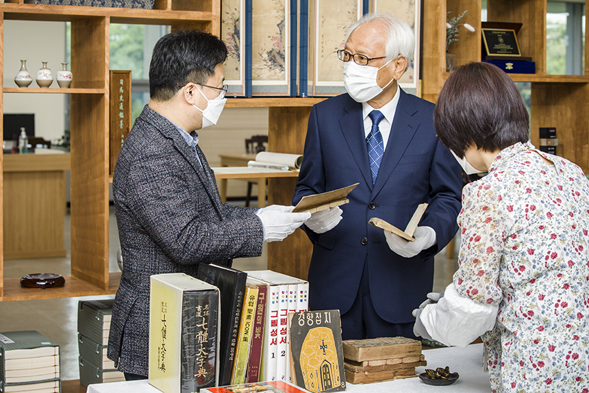 10일(월) 본관 5층 고문헌실에서 남원양씨 장영공파 후손 양찬규씨로부터 천주교 서적 『텬당직로*』를 비롯하여 고문헌, 근현대 도서, 도자기 등 185책(점)을 기증받았다.