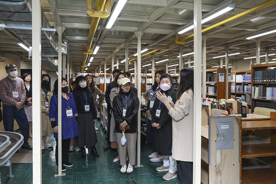 이번 특별견학 중엔 평소 일반인들은 볼 수 없었던 서고 공간을 직접 둘러보며 설명을 들을 수도 있었다.