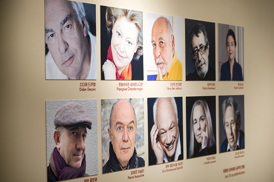 10명의 아카데미 공쿠르 회원들.