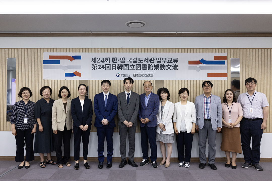 양측 대표단이 기조보고를 마치고 기념촬영을 하였다.