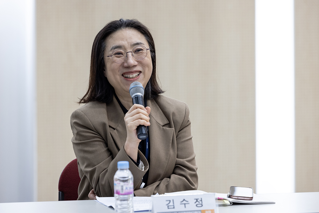 국립중앙도서관 디지털정보기획과 김수정 과장이 인사말씀을 하고 있다. 위키미디어와의 협약을 발판으로 하여 고품질의 데이터를 생산하고 공유함으로써 지식자원 활용이 확대되기를 기대한다고 밝혔다.