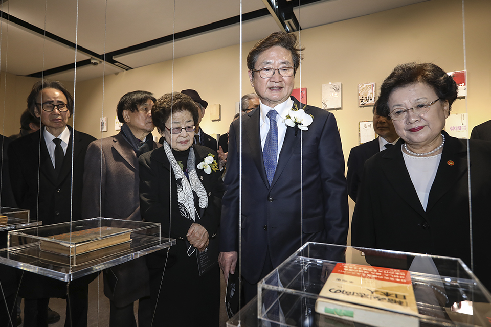 [말의 힘, 글의 힘, 책의 힘] 코너에 전시되어 있는 대표저서 5권의 초판본을 살펴보는 박보균 장관과 강인숙 영인문학관장.