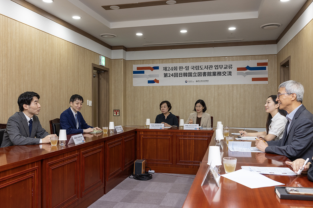 국립중앙도서관은 9일(화) 오전 관장실 내 회의실에서 '제24회 한-일 국립도서관 업무교류 세미나'에 앞서 김희섭 국립중앙도서관장, 이수명 기획연수부장, 최유진 지식정보관리부장, 김혜련 국제교류홍보팀 팀장, 한숙희 국제교류홍보팀 사무관 그리고 일본 측 대표단 오자와 고타 일본국립국회도서관 총무부 과장, 이케다 고이치 일본국립국회도서관 전자정보기획과 과장보좌, 오구마 아키 국제어린이도서관 기획협력과 계장이 만나 이야기 나누었다.
