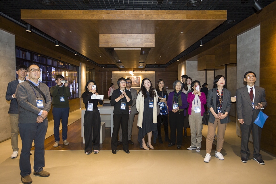 인터렉티브 지도에 대한 설명을 듣고 있는 한국학 사서 워크숍 참석자들.