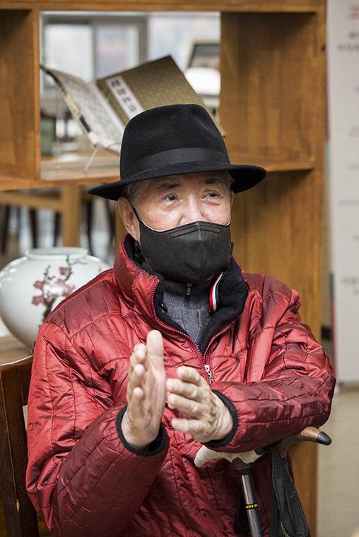 양정범씨가 기증자료에 대해 설명하고 있다.