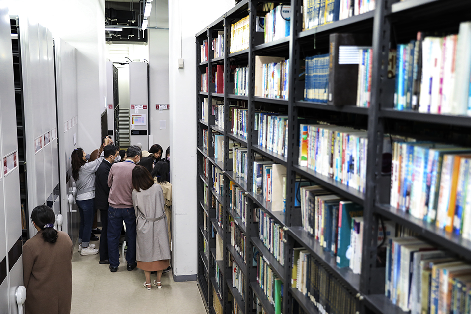 자료보존서고에 도착한 특별견학 이용자들이 도서관 사서의 설명을 듣고 있다.