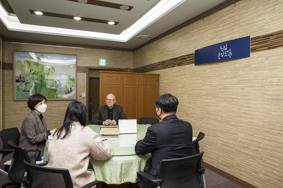 9일(목) 오후 2시 슈나이더 前 독일 라이프치히대학도서관장이 국립중앙도서관을 방문해 김일환 기획연수부장을 예방하였다.