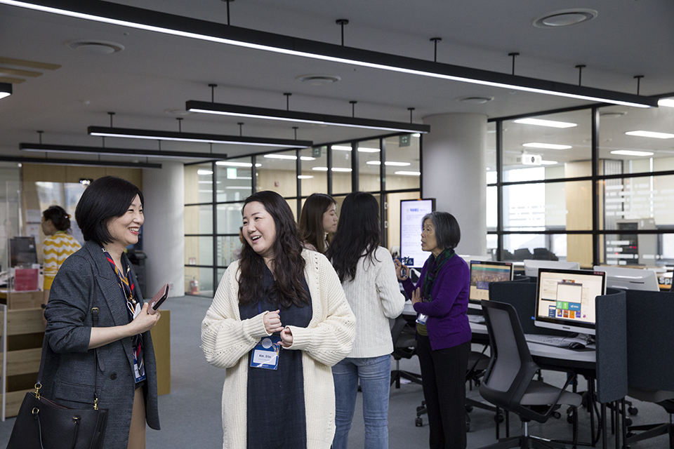 본관 3층 연구정보실 설명을 듣고 둘러보고 있는 한국학 사서들.