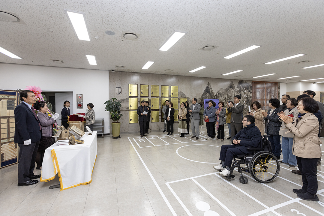 국립중앙도서관은 25일(월) 오전 11시 본관 5층 고문헌실에서 혜훈문고 기증식을 열었다.