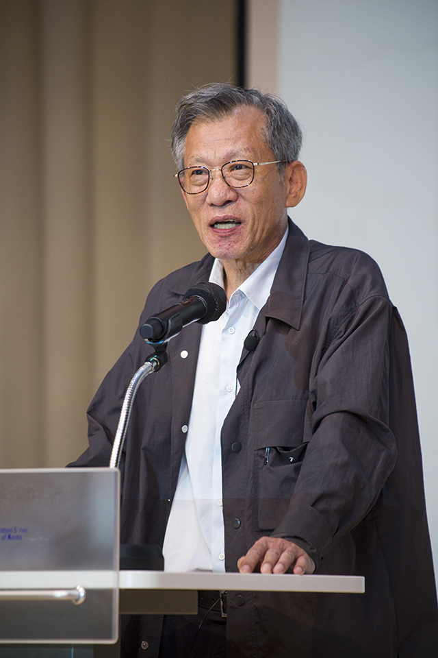 유홍준 한국학중앙연구원장 이사장이 축사를 하고 있다.