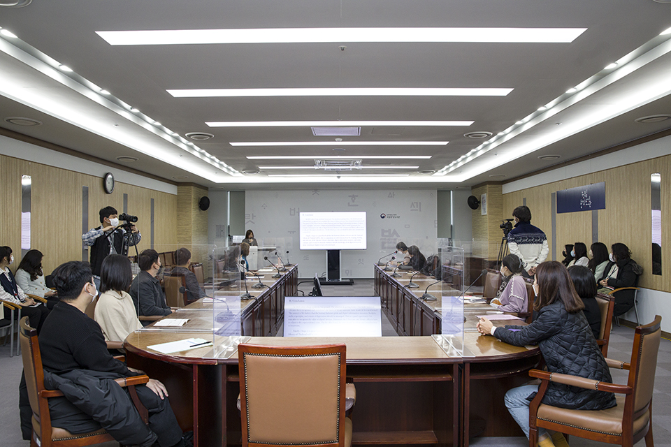 국립중앙도서관은 29일(화) 본관 6층 대회의실에서 『2022년 문화동반자사업 환송식 및 연구발표회』를 열었다.