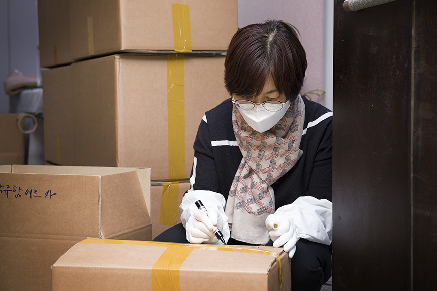 국립중앙도서관 고문헌 학예연구사가 인계자료를 정리하고 있다.