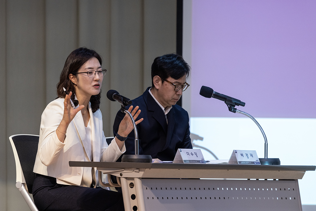 질문을 하고 있는 이수영 교수.