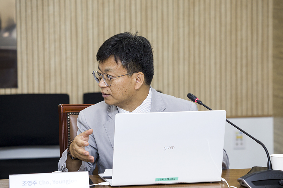 양측 발표가 끝난 뒤 조영주 지식정보관리부장이 질문을 하고 있다.