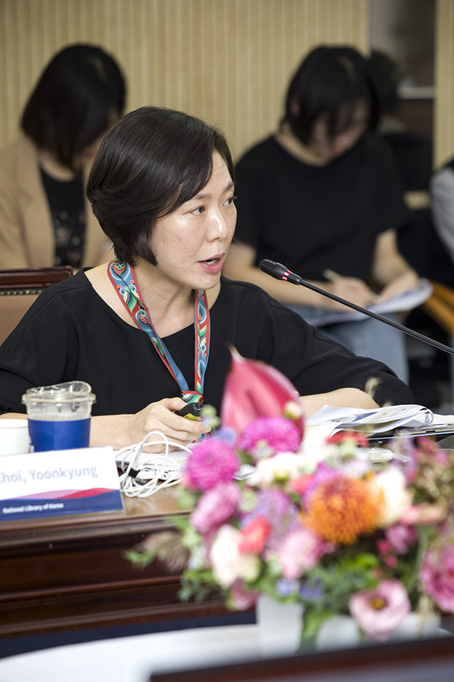 '국립중앙도서관 차세대 서지 언어로의 전환 : 국가서지 2030'을 주제로 발표하고 있는 최윤경 국가서지과 사무관.