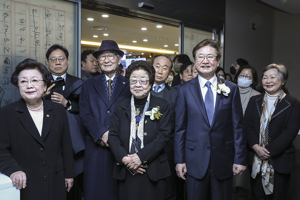 국립중앙도서관 사서의 설명을 들으며 참석한 내외빈이 전시를 관람하고 있다.