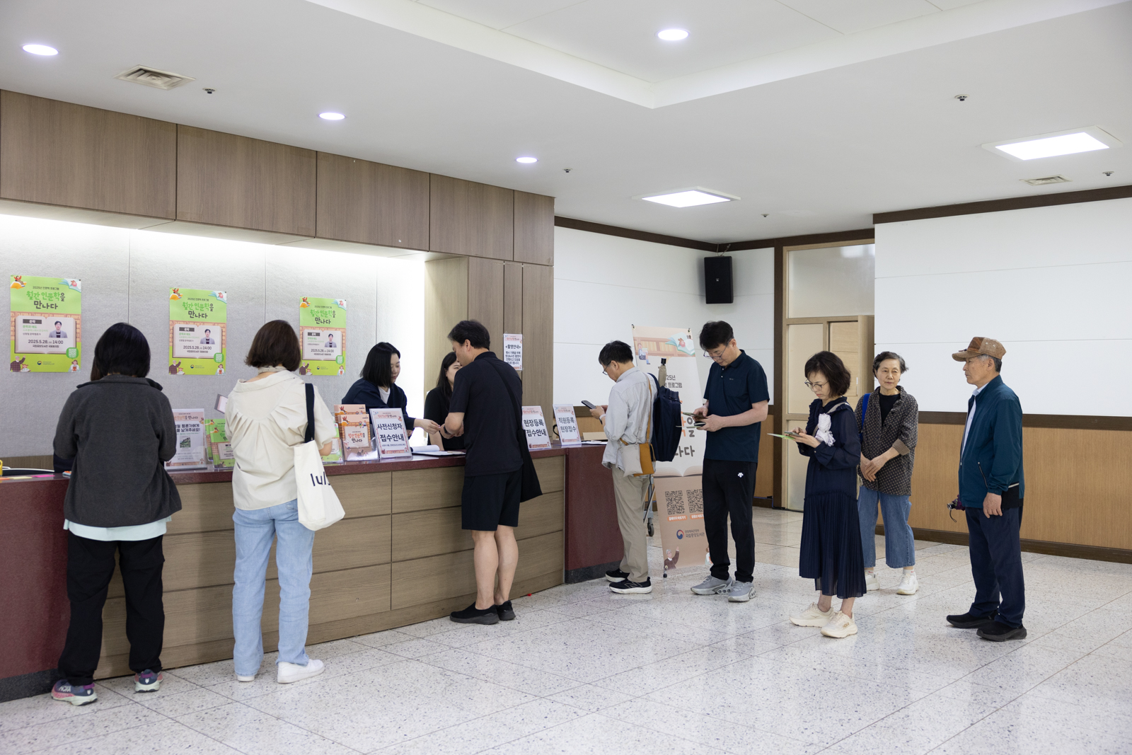 [월간 인문학을 만나다_신형철 교수] 사진 : 관람객들 사전 등록을 하는 사진