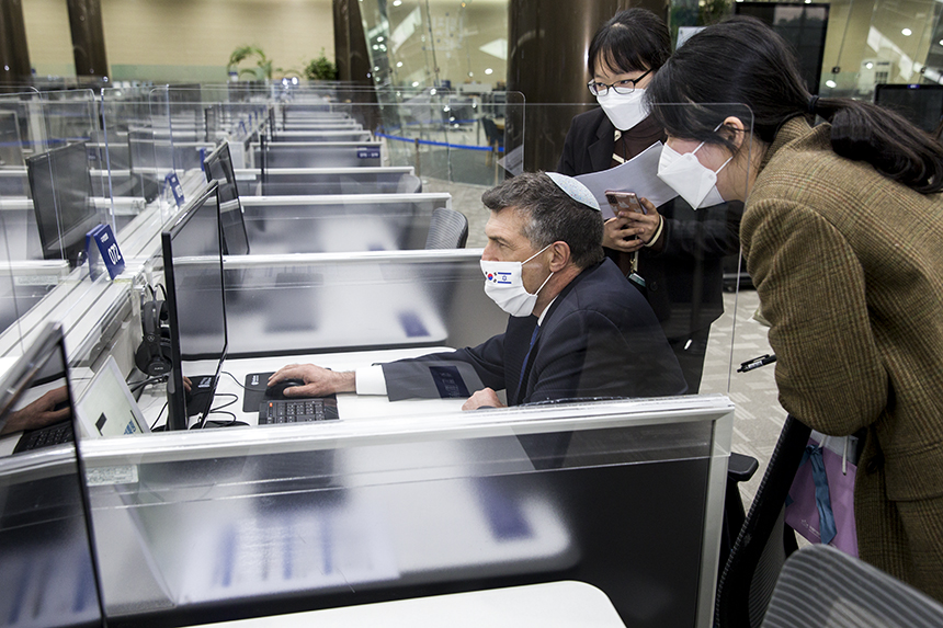 아키바 토르 대사가 디지털도서관을 방문해 원문검색서비스를 이용해보고 있다.
